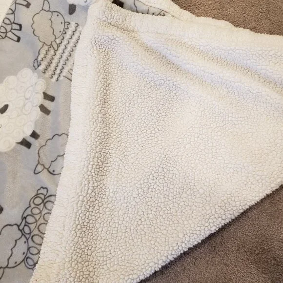 2 sheep fleece baby blankets - Picture 2 of 4